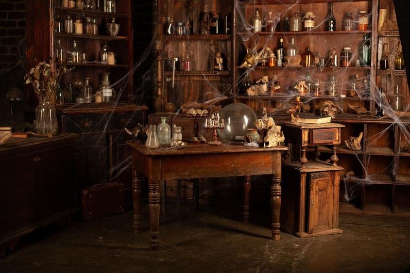 Um canto de sala assustadora com teias de aranha, crânios, garrafas.
