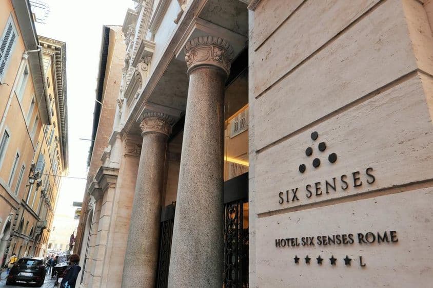 Placa de um hotel cinco estrelas Six Senses em Roma.
