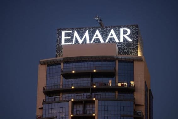 Logotipo da EMAAR visível no topo de um arranha-céu.