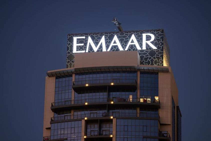 Logotipo da EMAAR visível no topo de um arranha-céu.
