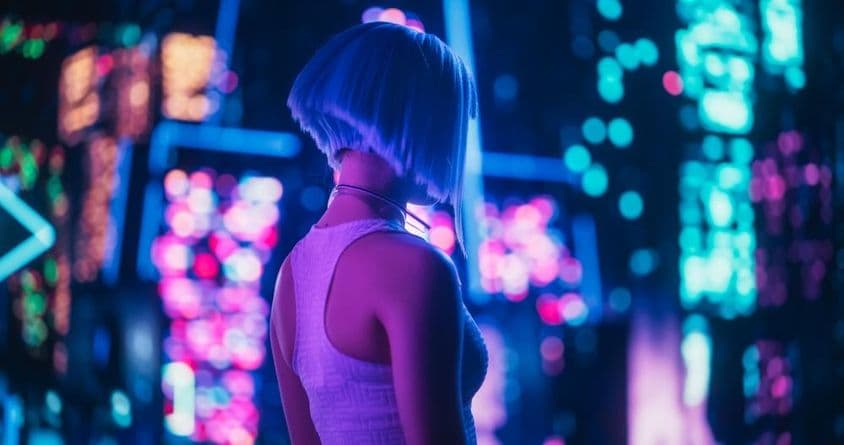 Uma mulher indo a um festival de Anime, com cabelo azul e luzes piscando desfocadas ao fundo.