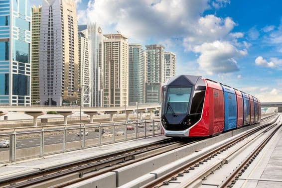 Bonde de Dubai com arranha-céus ao fundo.