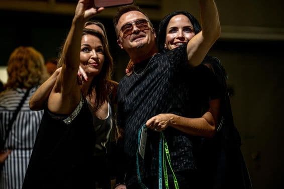 A lendária banda irlandesa, The Corrs, tirando uma selfie.