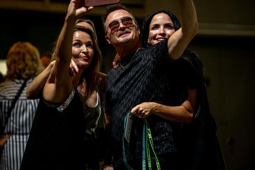 A lendária banda irlandesa, The Corrs, tirando uma selfie.