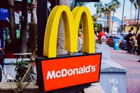 Placa do McDonald's visível com vista da rua ao fundo.