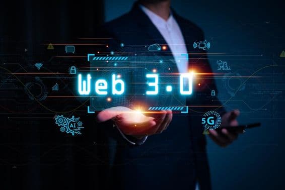 Uma pessoa segurando uma inscrição de Web3 projetada na mão.