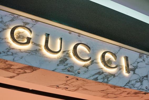 Sinal da Gucci em letras iluminadas na fachada de uma parede.