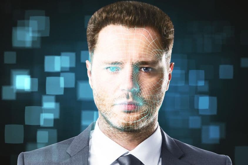 Uma pessoa está sendo digitalizada como um holograma.