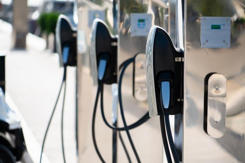 Carregadores da Tesla alinhados uns ao lado dos outros.