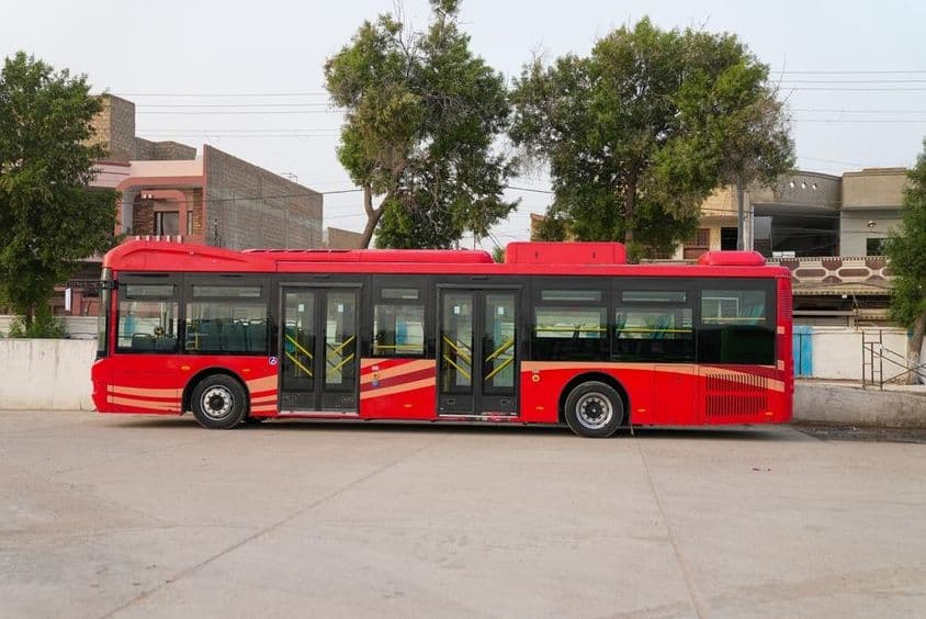 Um ônibus vermelho de Dubai é mostrado estacionado.