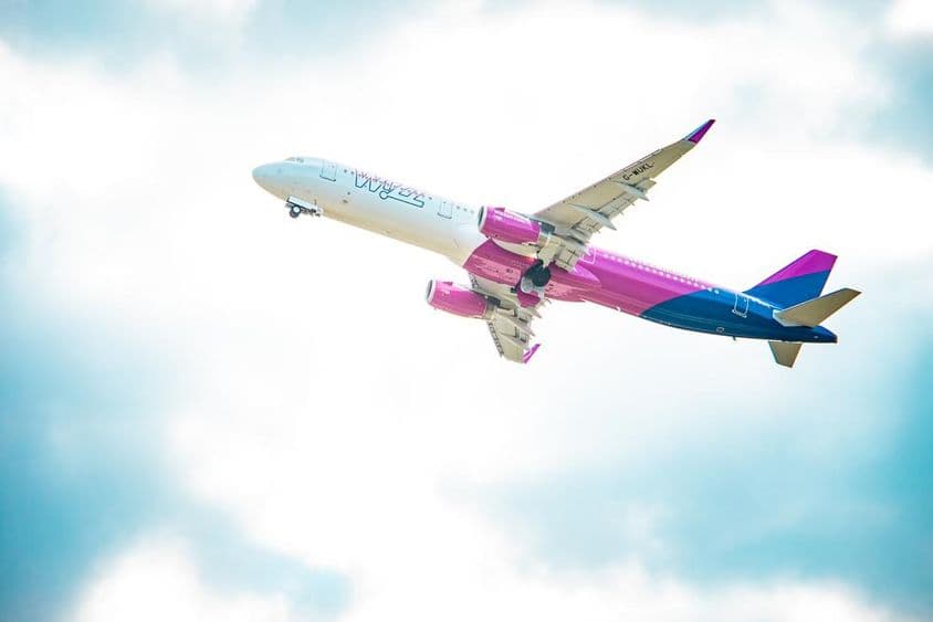 Wizz Air voando no ar.