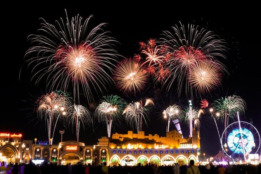 Fogos de artifício noturnos na Global Village.