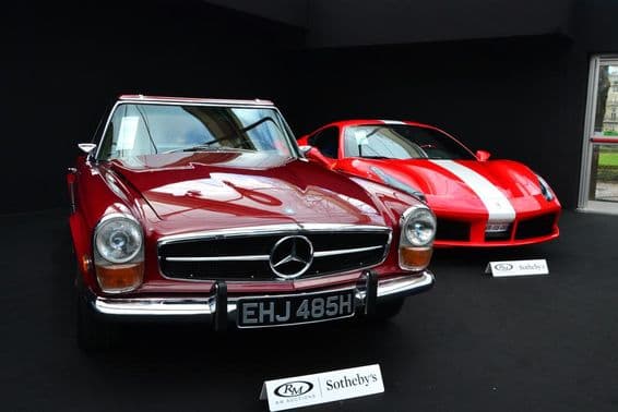 Um Mercedes e uma Ferrari em um leilão da Sotheby’s.