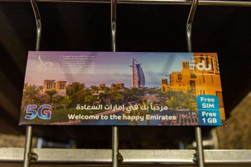 Cartão turístico móvel antigo da du exibido, ainda inclui 1GB de dados.