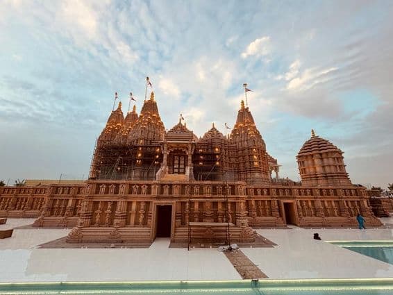 Vista frontal do Templo Hindu Baps em Abu Dhabi.
