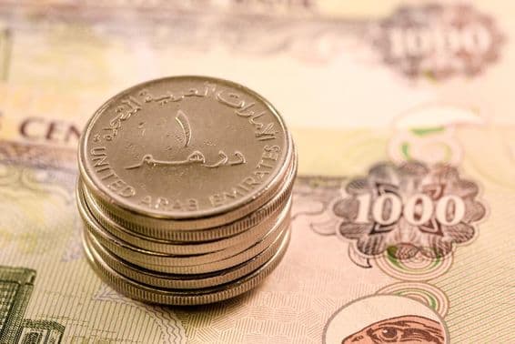 Moeda dos EAU: cédula de 1000 dirhams e moeda de 1 dirham.