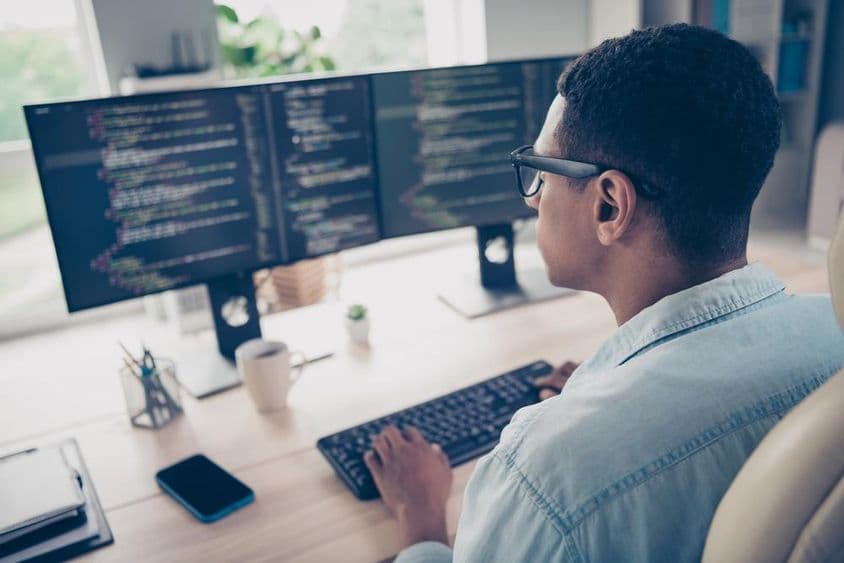 Estudante aprendendo codificação em um computador.
