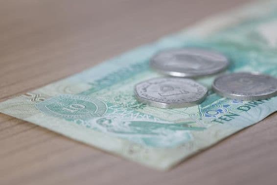 Cédula de 10 dirhams e moeda de 1 dirham.