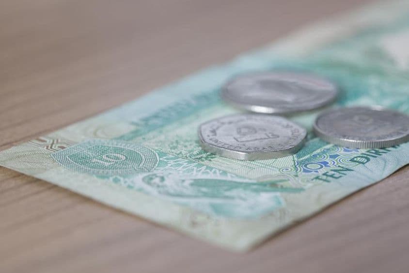 Cédula de 10 dirhams e moeda de 1 dirham.