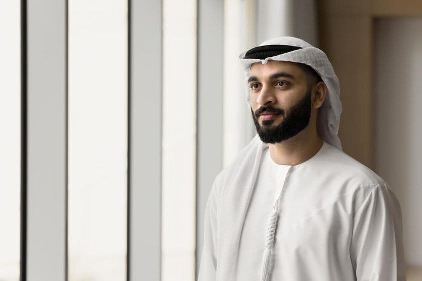 Homem emiradense usando uma ghutrah.