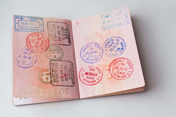 Página interna de passaporte preenchida com carimbos.