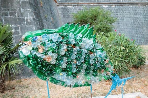 Peixe colado com garrafas plásticas.