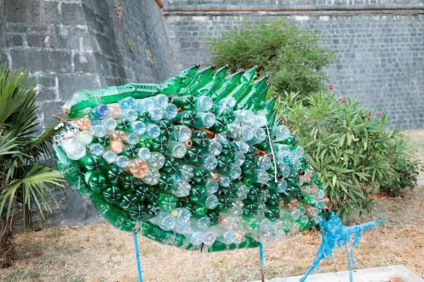 Peixe colado com garrafas plásticas.