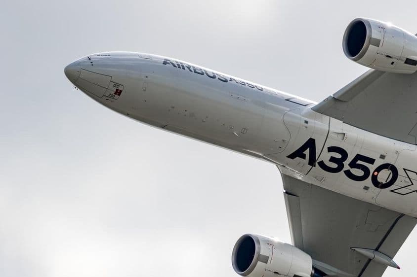 Aeronave Airbus A350 fotografada de baixo para cima.