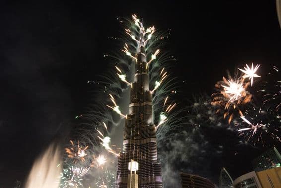 Fogos de artifício festivos no Burj Khalifa na véspera de Ano Novo.