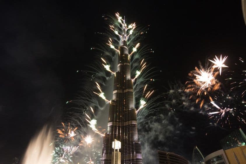 Fogos de artifício festivos no Burj Khalifa na véspera de Ano Novo.
