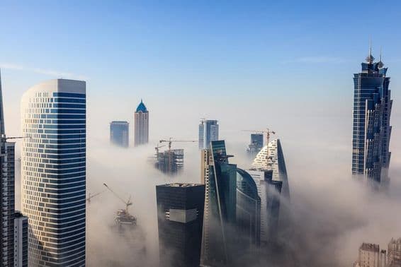 Arranha-céus de Dubai envoltos em neblina.