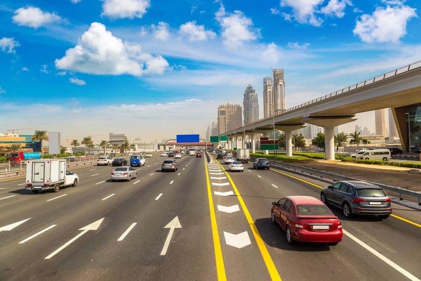 Estrada de seis faixas em Dubai com carros.
