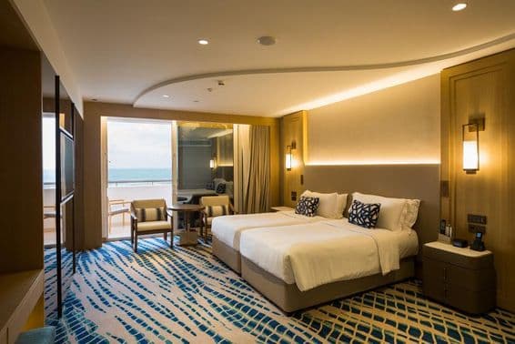Detalhe de quarto de apartamento de hotel em Dubai, com cama e vista.