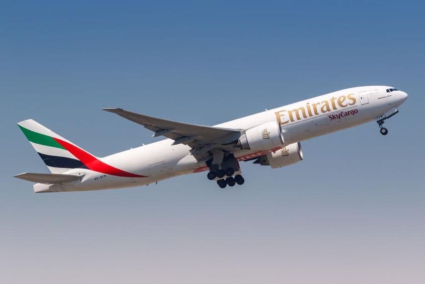 Avião da Emirates voando no ar, skycargo.