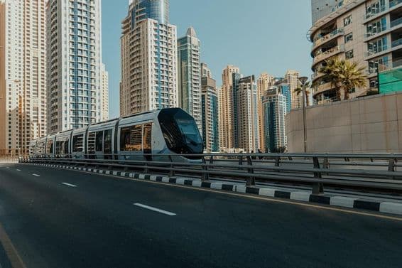 Bonde de Dubai com arranha-céus ao fundo.