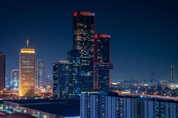 Business Bay de Dubai com arranha-céus ao fundo.