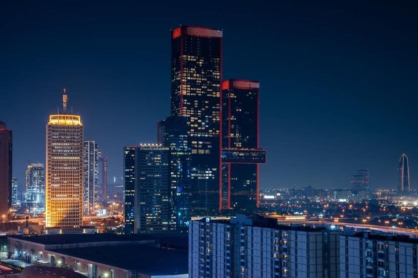 Business Bay de Dubai com arranha-céus ao fundo.