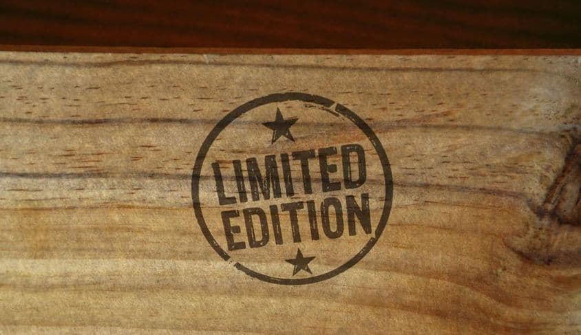 Edição limitada escrita em uma superfície de madeira, com estrelas ao redor.