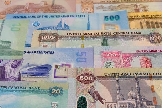 Notas de dirham de 20, 50, 100, 500, 1000 em uma mesa.
