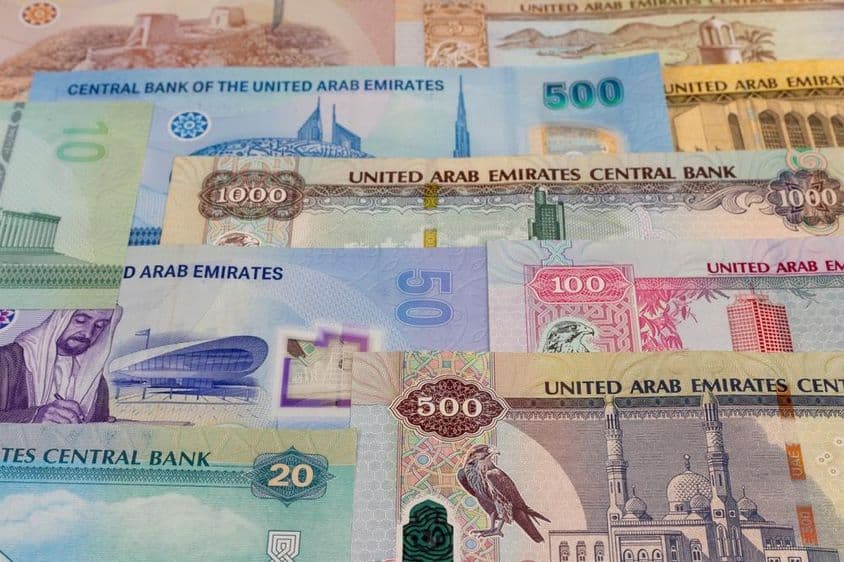 Notas de dirham de 20, 50, 100, 500, 1000 em uma mesa.