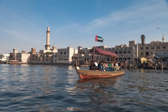 Pessoas sentadas em um barco abra em Dubai.