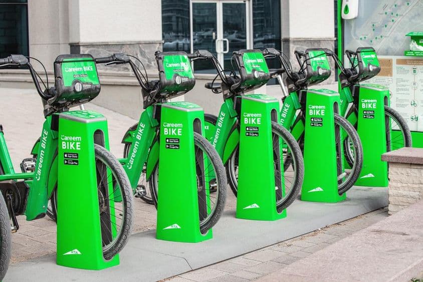 Bicicletas Careem colocadas juntas em uma estação de acoplamento.