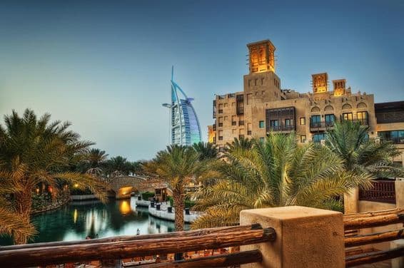 Jumeirah Al Qasr com Burj Al Arab ao fundo.