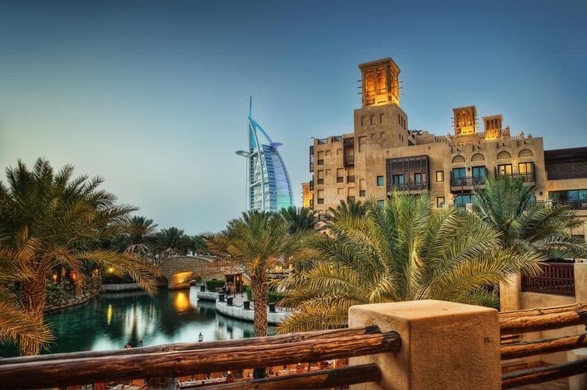 Jumeirah Al Qasr com Burj Al Arab ao fundo.