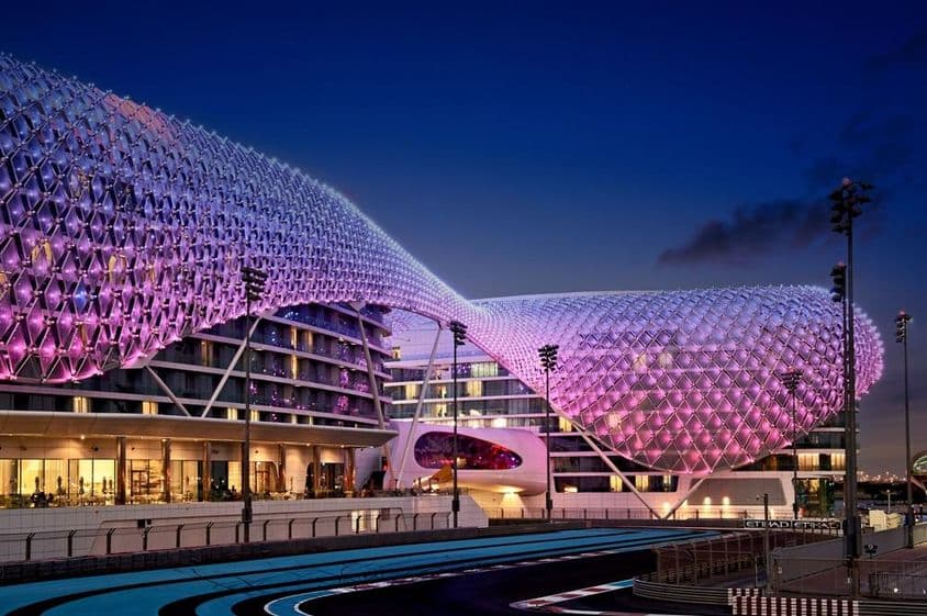 Pista de corrida do Circuito Yas Marina iluminada no escuro.