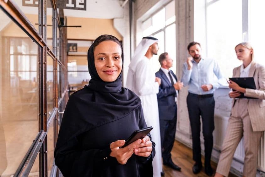 Trabalhadores dos EAU em um corredor.