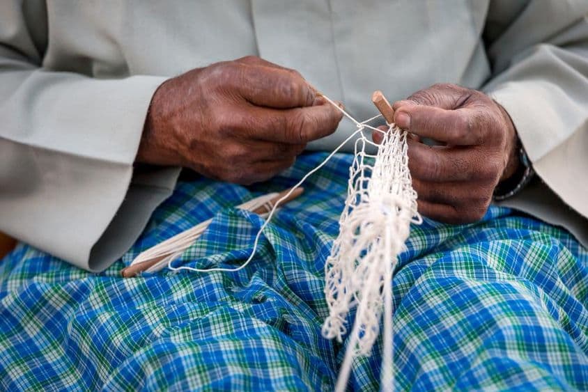 Preparação de rede de pesca.