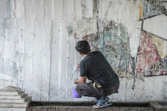 Pintura de parede branca, borboleta.