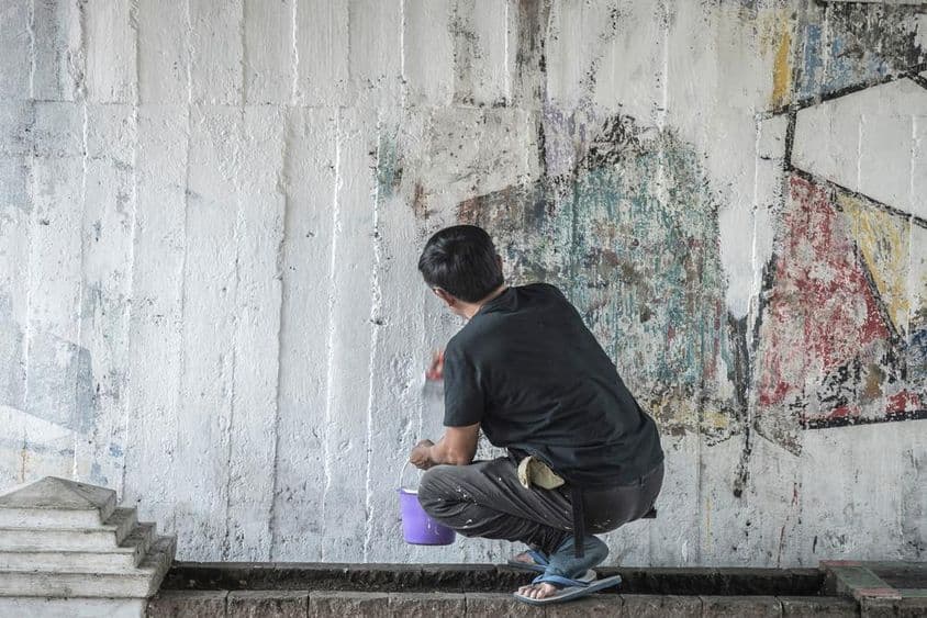 Pintura de parede branca, borboleta.