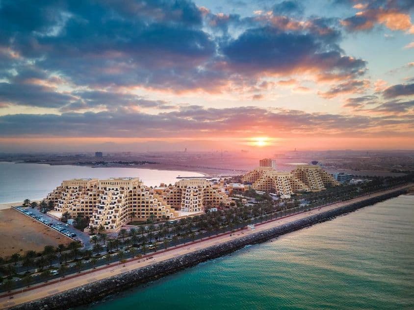 Nascer do sol na praia de Al Marjan Island, uma ilha artificial no Emirado de Ras Al Khaimah dos Emirados Árabes Unidos.